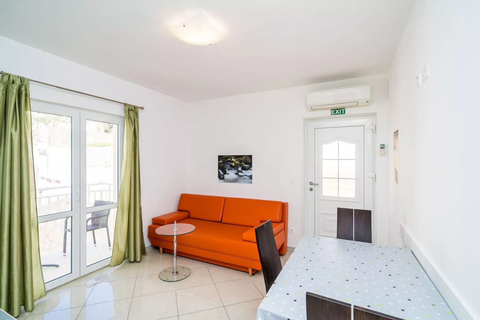 Villa Samba - Standard One-Bedroom Apartment with Balcony and Sea View-Living room