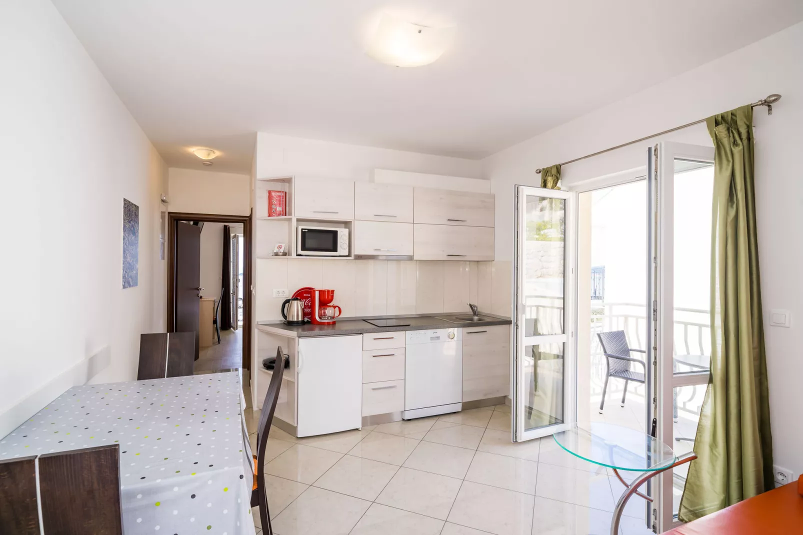 Villa Samba - Standard One-Bedroom Apartment with Balcony and Sea View-Kitchen