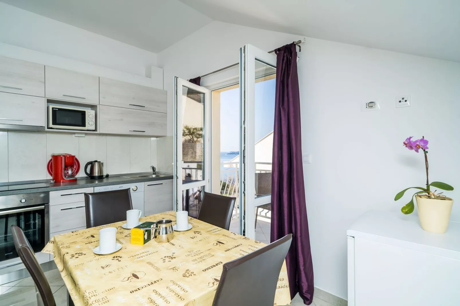 Villa Samba - Standard One-Bedroom Apartment with Balcony and Sea View-Kitchen