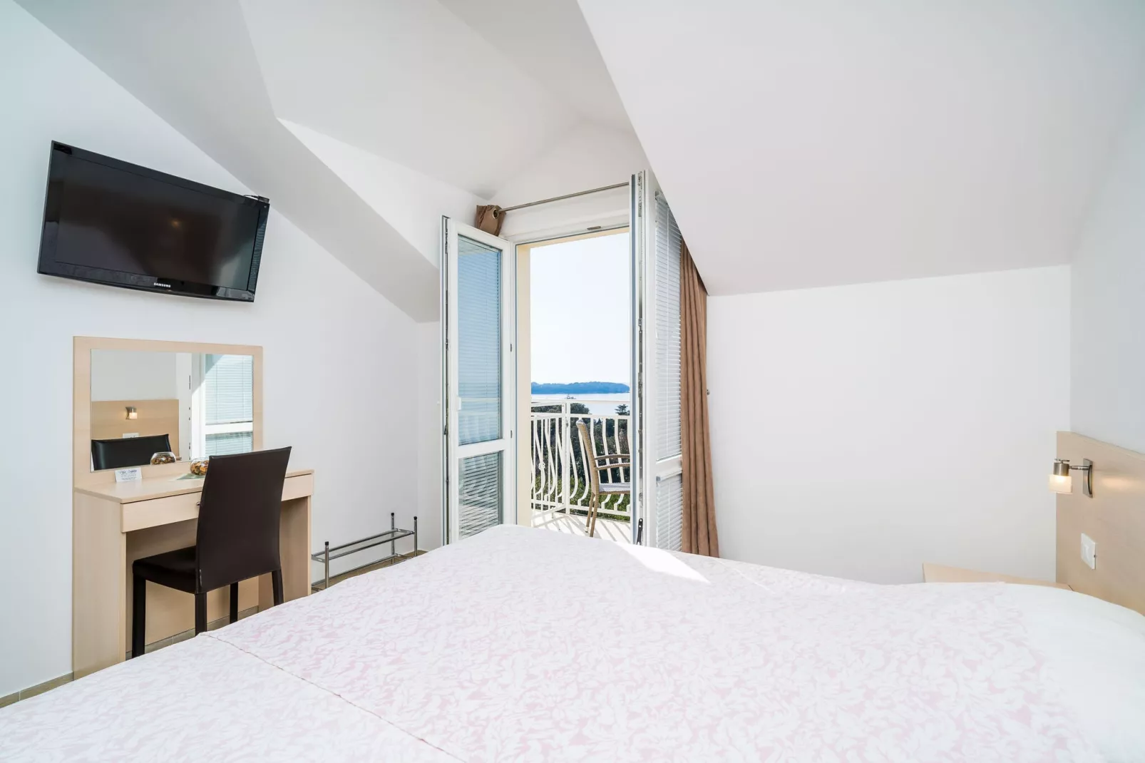 Villa Samba - Standard One-Bedroom Apartment with Balcony and Sea View-Bedroom