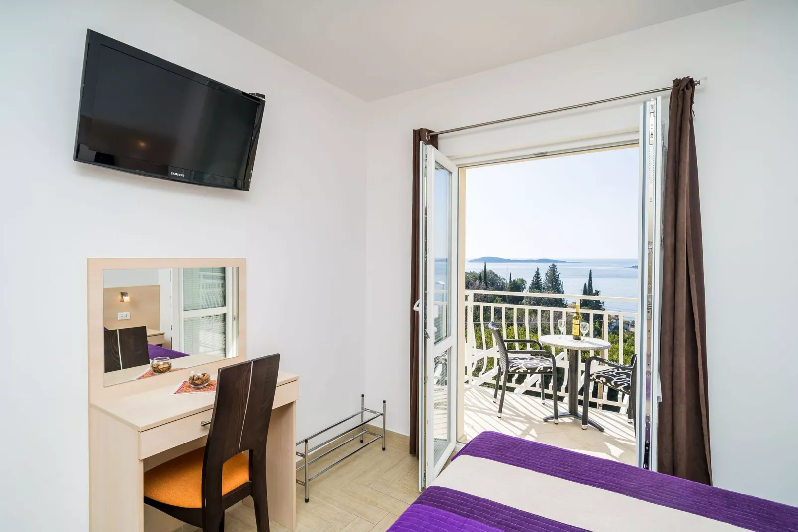 Villa Samba - Standard One-Bedroom Apartment with Balcony and Sea View-Bedroom