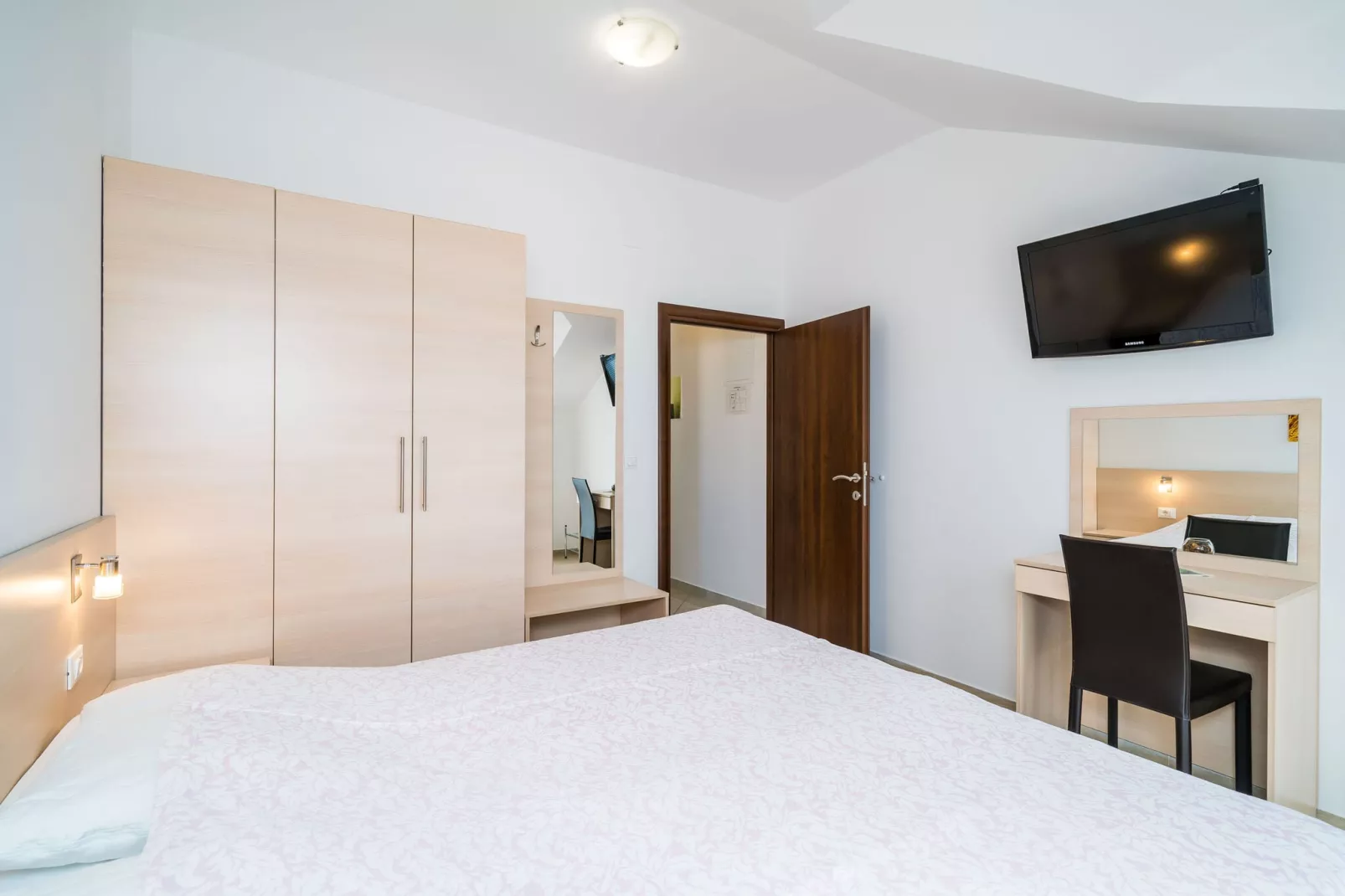 Villa Samba - Standard One-Bedroom Apartment with Balcony and Sea View-Bedroom