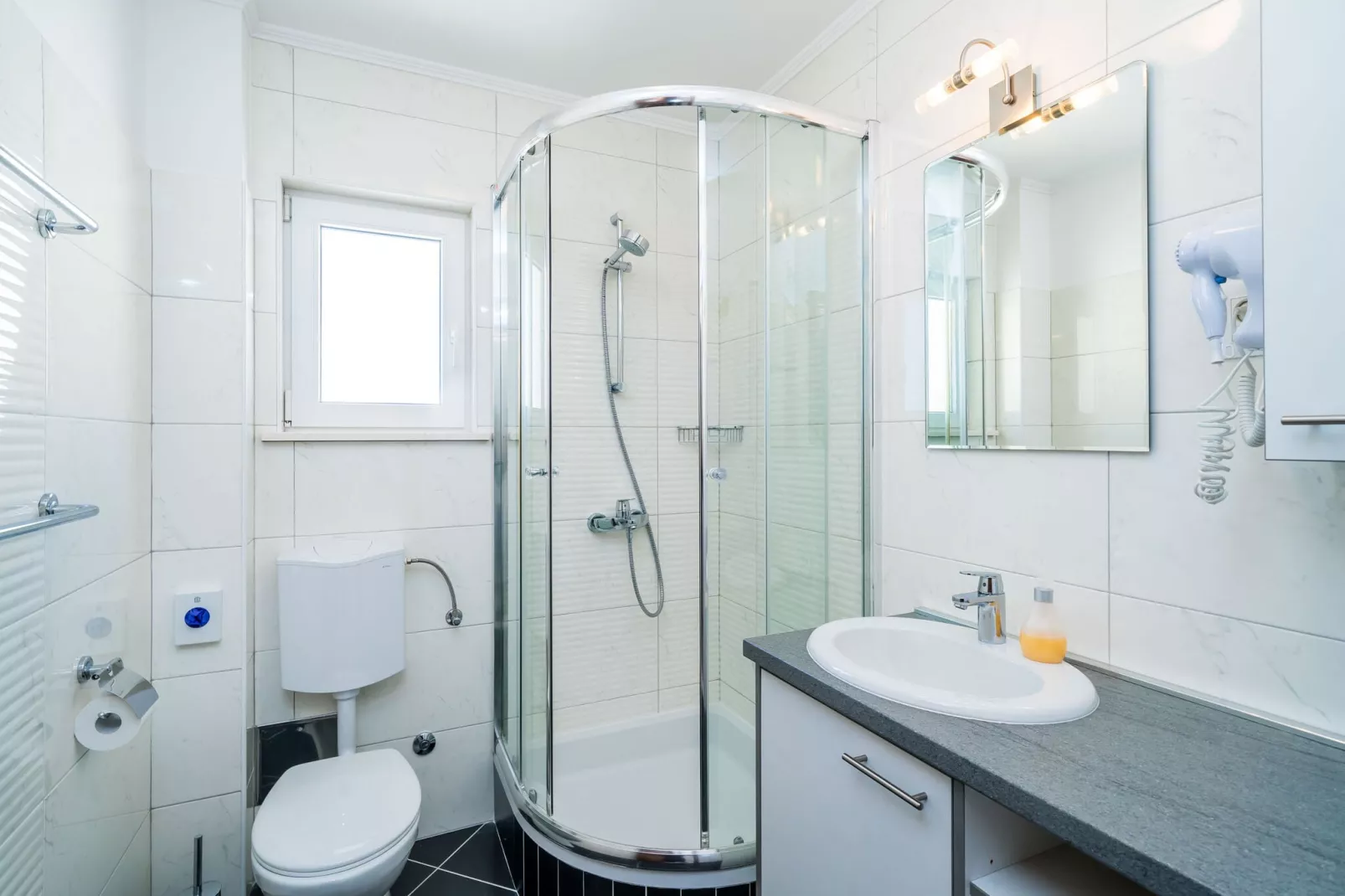 Villa Samba - Standard One-Bedroom Apartment with Balcony and Sea View-Bathroom