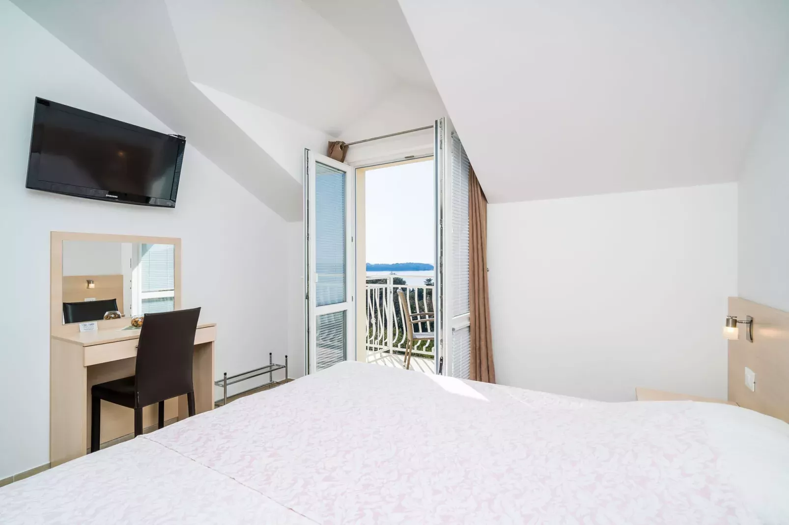 Villa Samba - Comfort One Two-Bedroom Apartment with Balcony and Sea View - gasi se-Bedroom