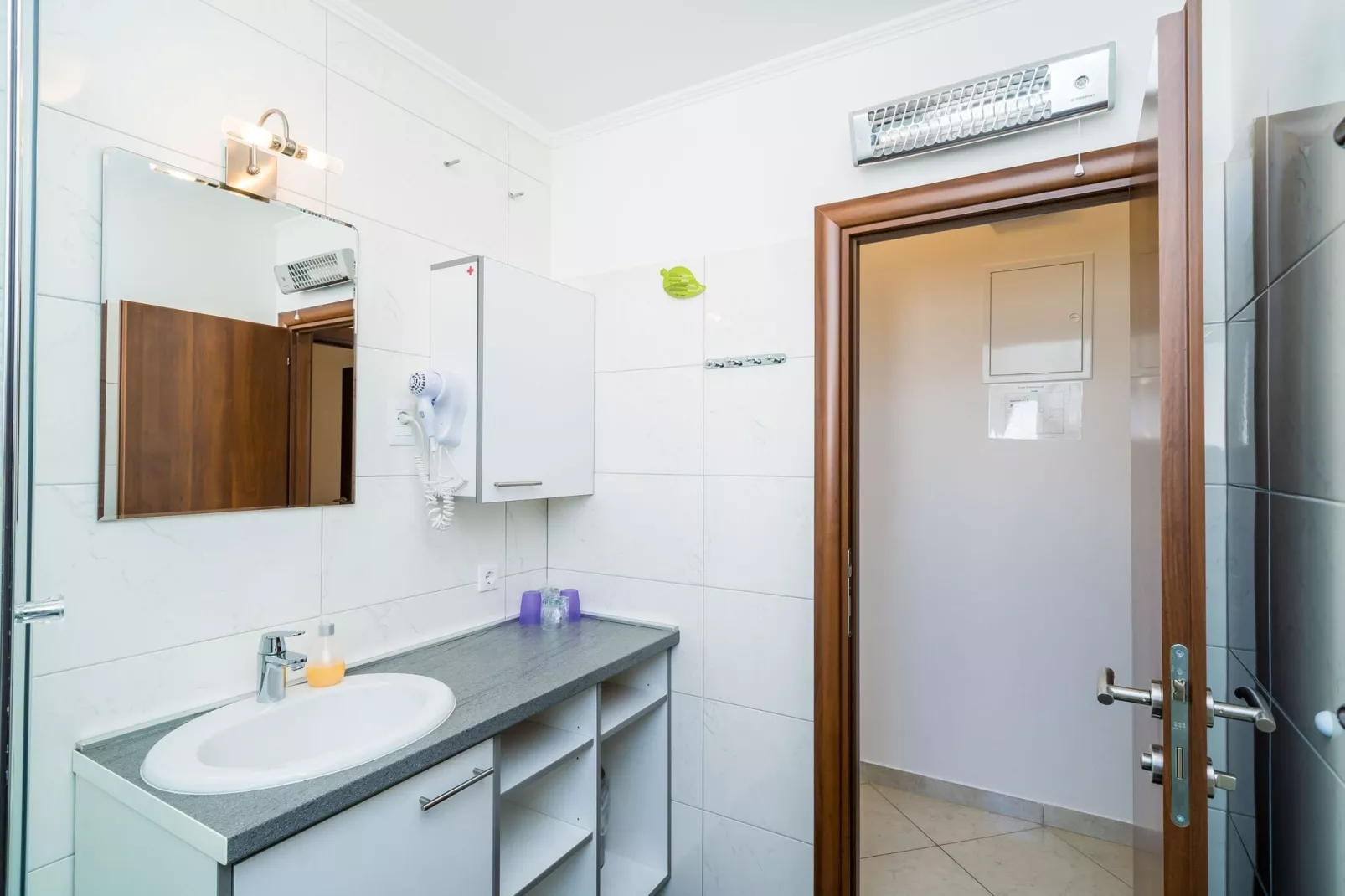 Villa Samba - Comfort One Two-Bedroom Apartment with Balcony and Sea View - gasi se-Bathroom
