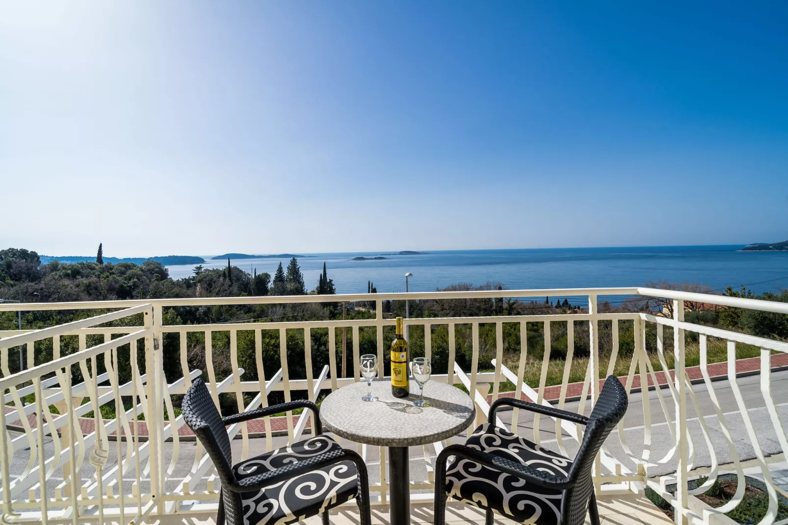 Villa Samba - Comfort One Two-Bedroom Apartment with Balcony and Sea View - gasi se-Terrace balcony