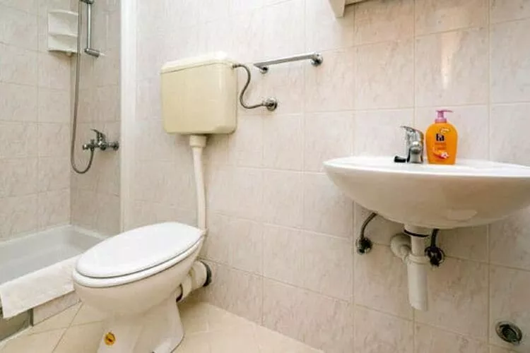 Guest House Fontana - Two Bedroom Apartment with Terrace and Sea View-Bathroom