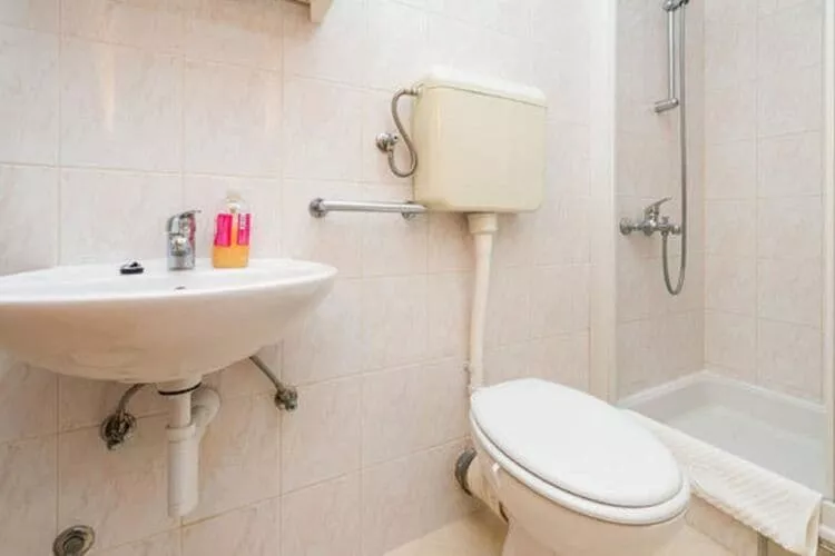 Guest House Fontana - Two Bedroom Apartment with Terrace and Sea View-Bathroom