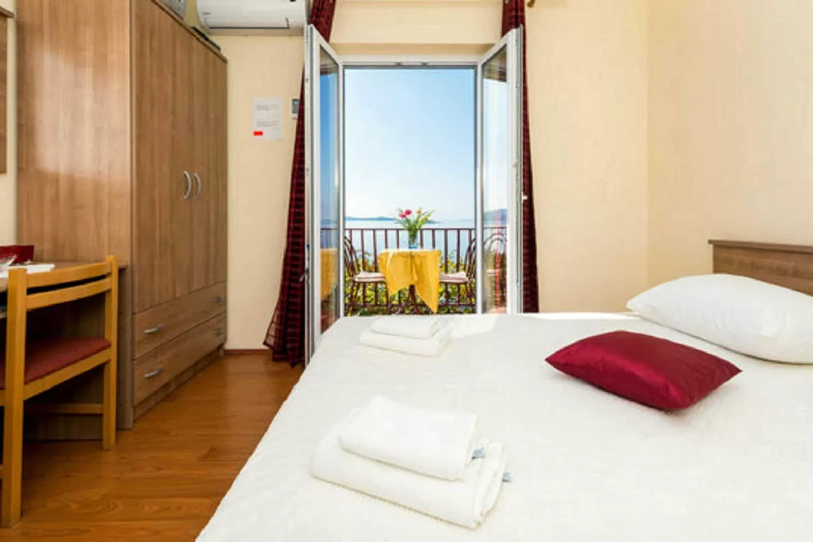Guest House Fontana - One Bedroom Apartment with Balcony and Sea View-Schlafzimmer