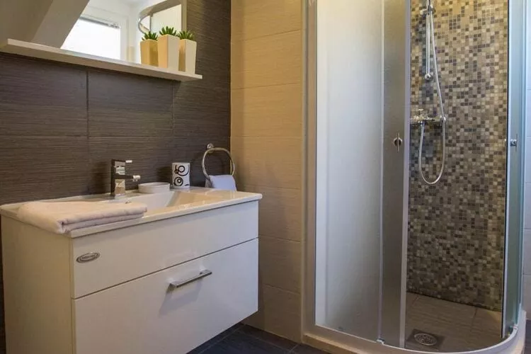 Villa Mia - One Bedroom Apartment (Top Floor)-Badezimmer