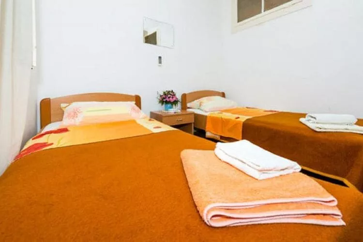 Rooms Kisic - Twin Room with Shared Bathroom-Bedroom