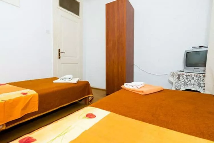 Rooms Kisic - Twin Room with Shared Bathroom-Bedroom