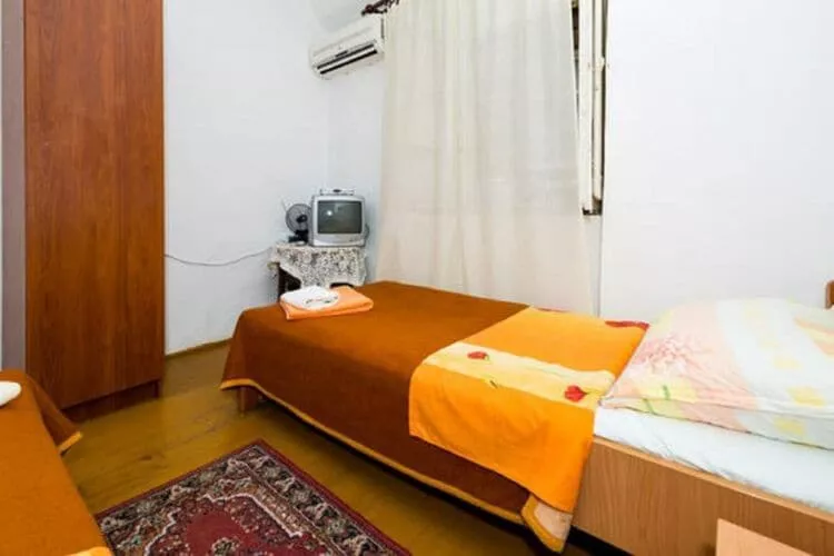 Rooms Kisic - Triple Room with Shared Bathroom-Bedroom