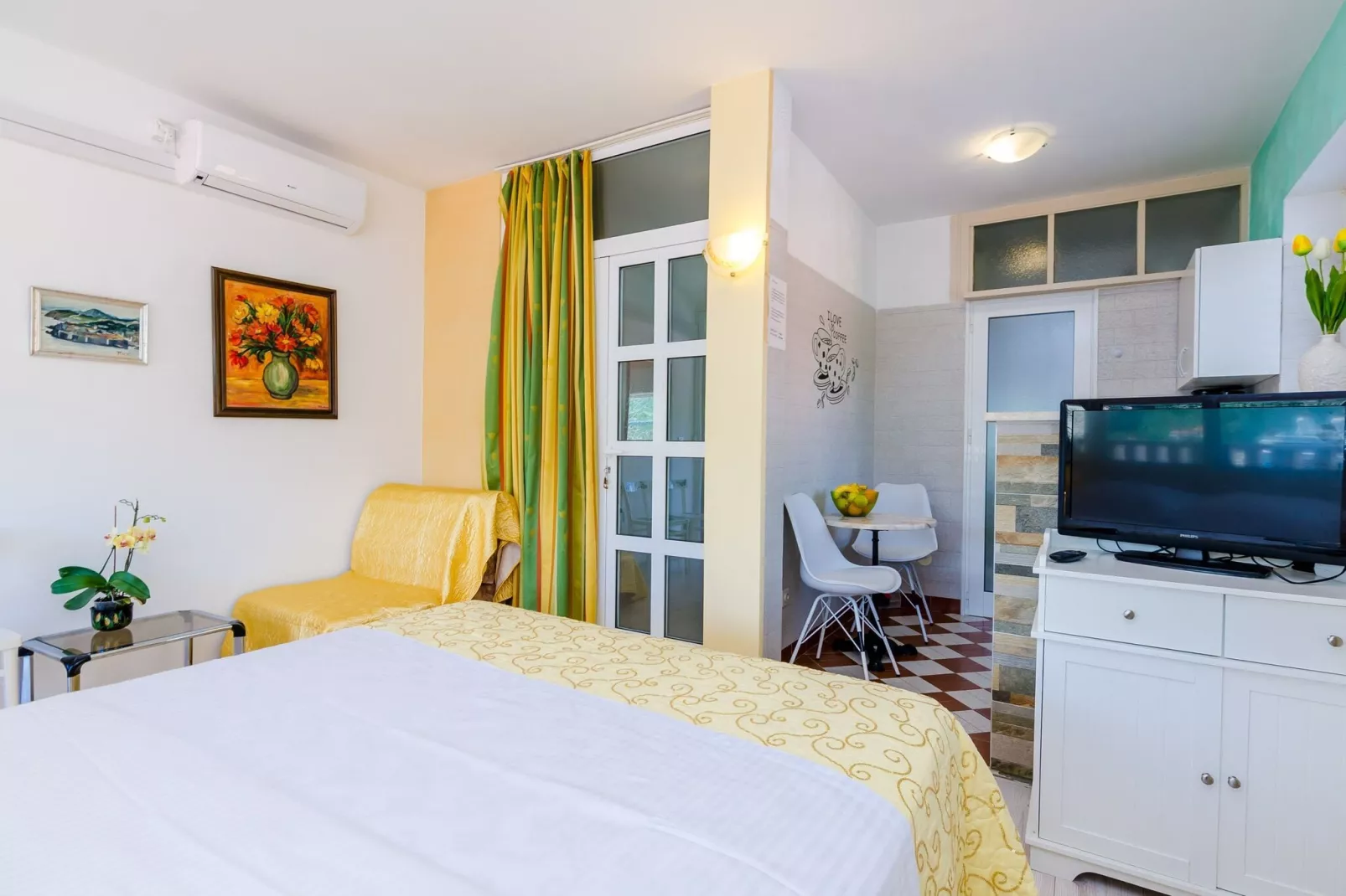 Guest House Avdic - Studio Apartment with Balcony and Sea View-Bedroom