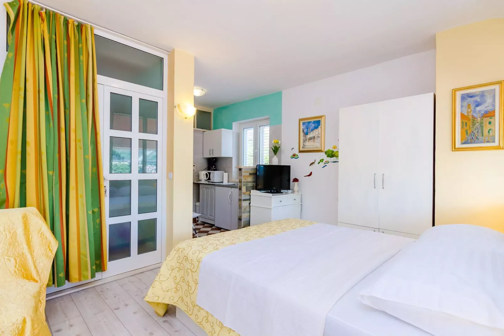 Guest House Avdic - Studio Apartment with Balcony and Sea View-Bedroom