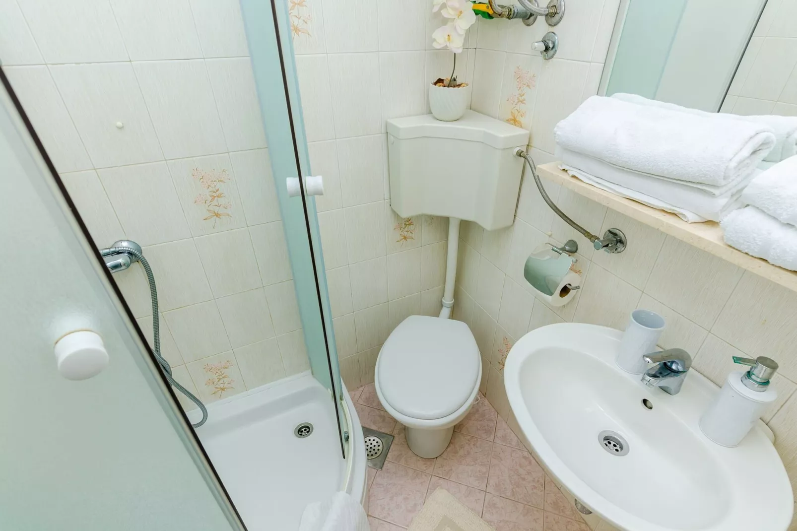 Guest House Avdic - Studio Apartment with Balcony and Sea View-Bathroom
