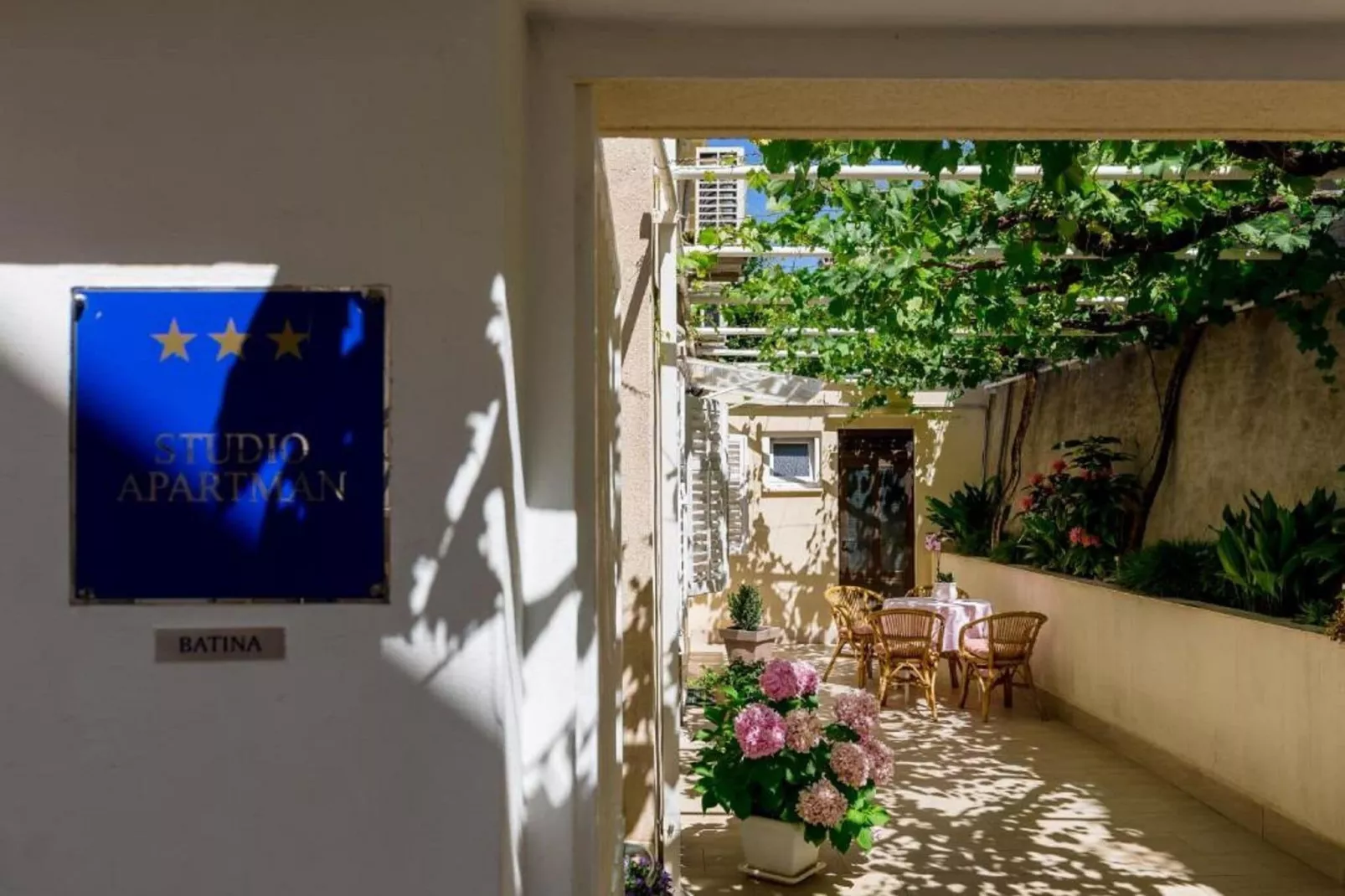 Rooms Batina - Double Room-1-Outdoor
