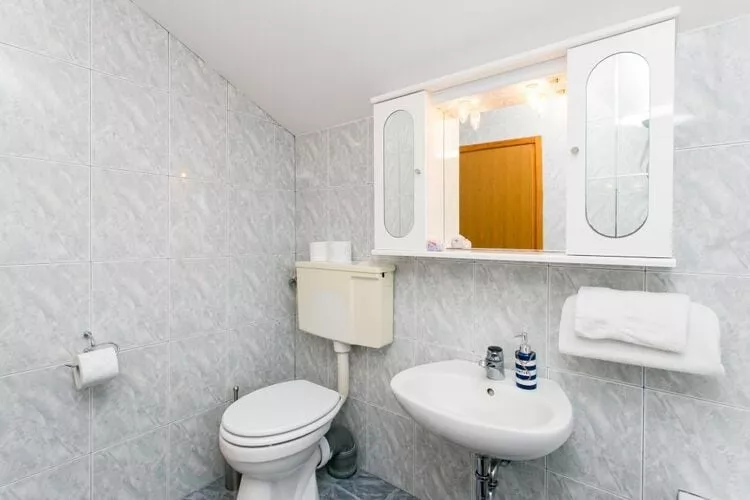 Apartments Laura Mljet - One Bedroom Apartment with Balcony and Sea View-Bathroom