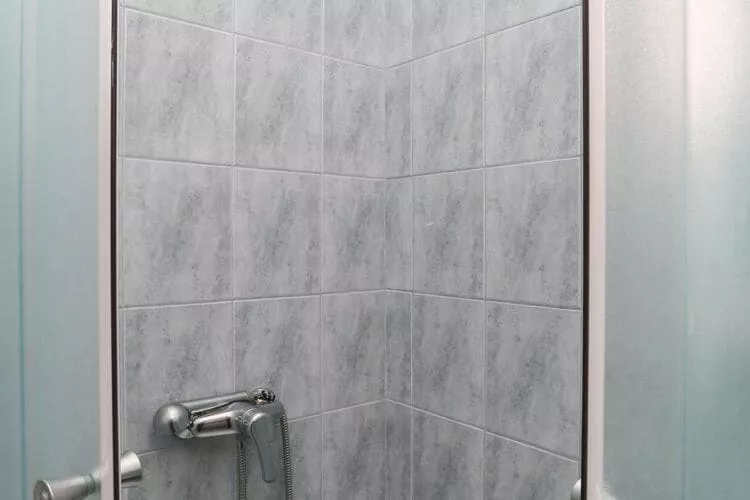 Apartmetns Franka Saplunara-One-Bedroom Apartment with Terrace and Sea View No2-Bathroom