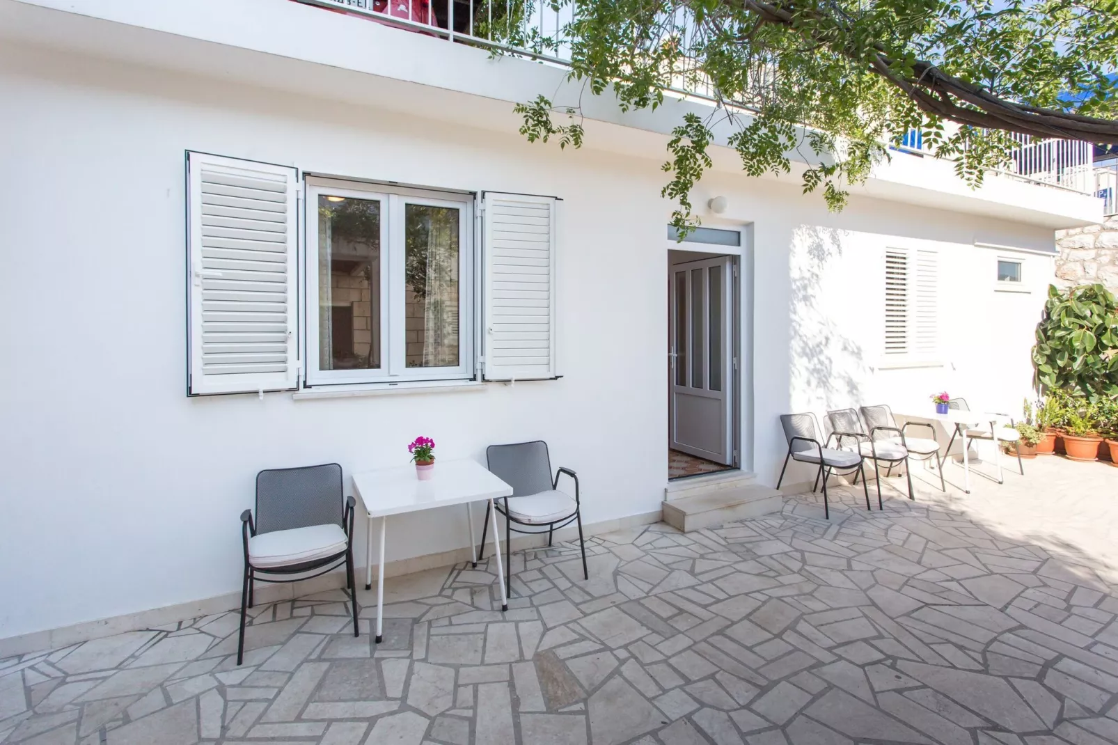 Guest House Ljubica - Double Room with External Bathroom -1-Terrasse