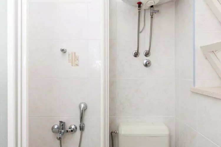 Guest House Ljubica - Double Room with Private Bathroom-2-Badezimmer