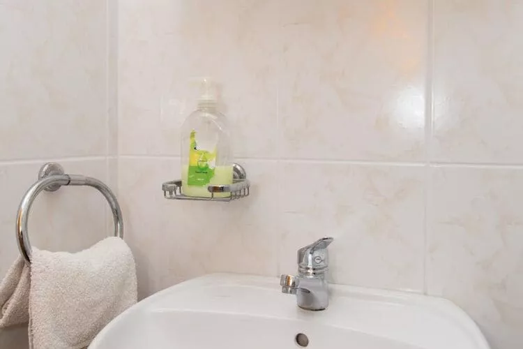 Guest House Ljubica - Double Room with Private Bathroom-2-Badezimmer