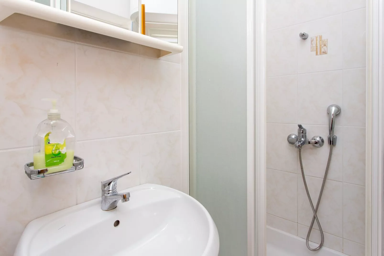 Guest House Ljubica - Double Room with Private Bathroom-2-Badezimmer