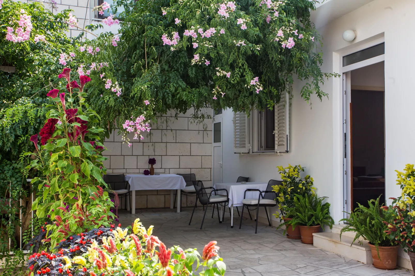 Guest House Ljubica - Double Room with Private Bathroom-2-Terrasse