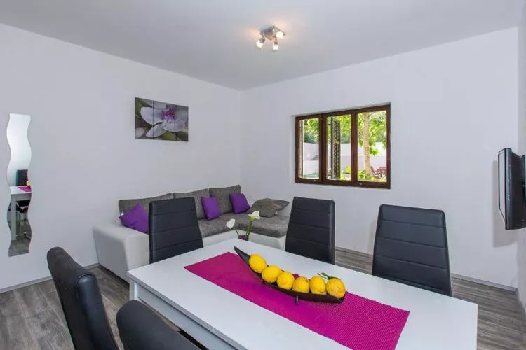 Villa Roza- Two-Bedroom Apartment-Salle à manger