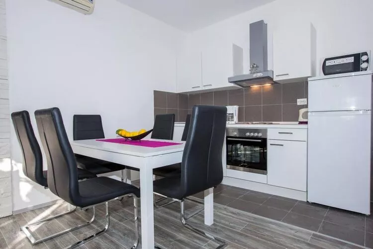 Villa Roza- Two-Bedroom Apartment-Salle à manger