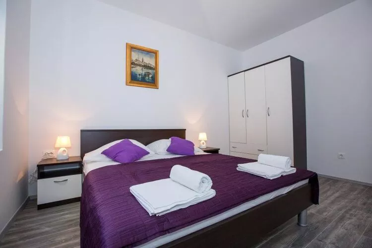 Villa Roza- Two-Bedroom Apartment-Chambre