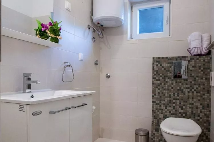 Villa Roza- Two-Bedroom Apartment-Salle de bain
