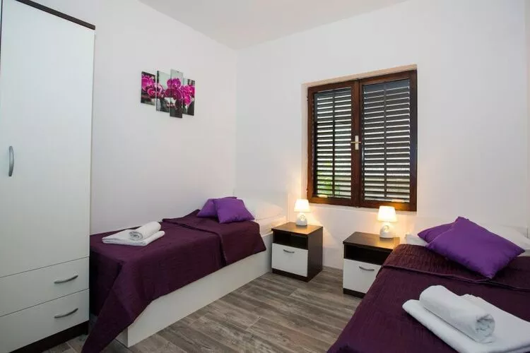 Villa Roza- Two-Bedroom Apartment-Chambre