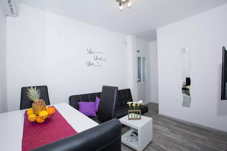 Villa Roza - One-Bedroom Apartment with Balcony-Wohnzimmer