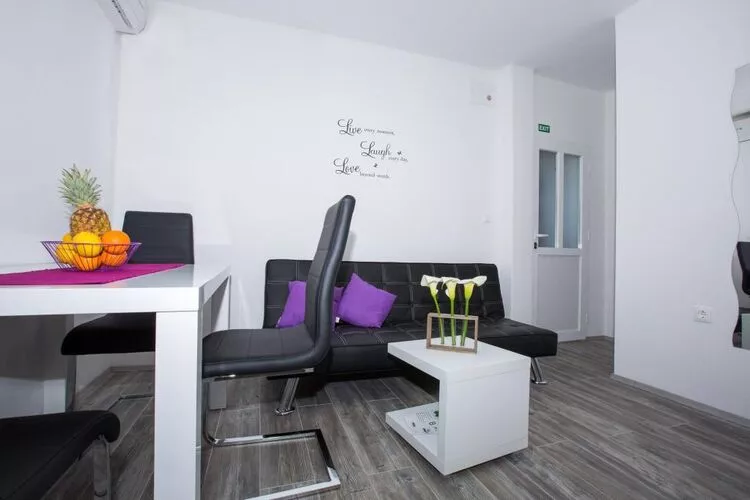 Villa Roza - One-Bedroom Apartment with Balcony-Esszimmer