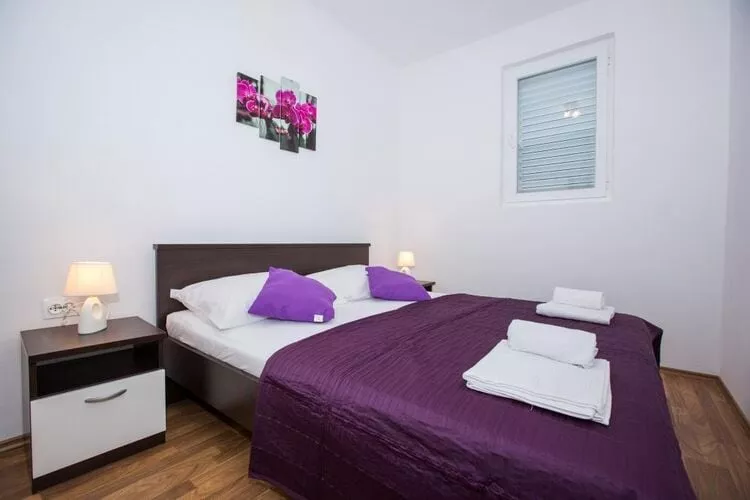 Villa Roza - One-Bedroom Apartment with Balcony-Schlafzimmer