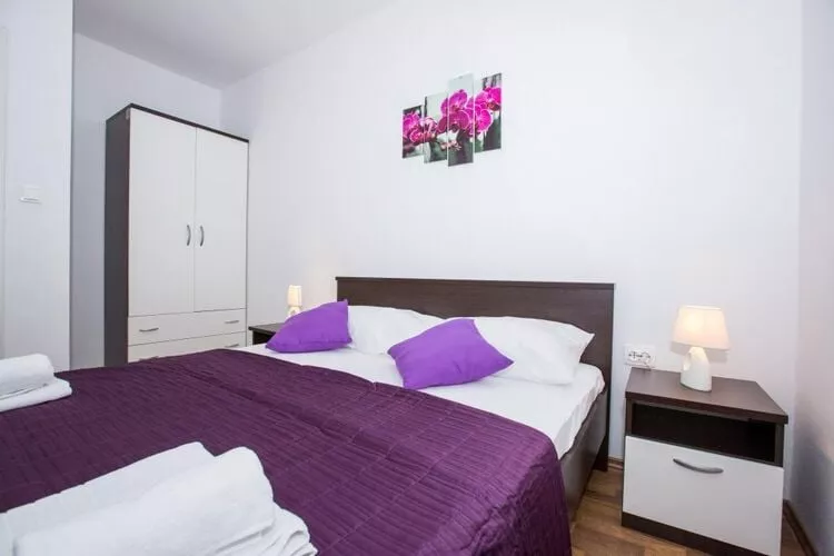 Villa Roza - One-Bedroom Apartment with Balcony-Schlafzimmer