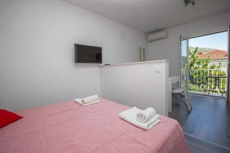 Villa Roza - Studio Apartment with Balcony-Bedroom