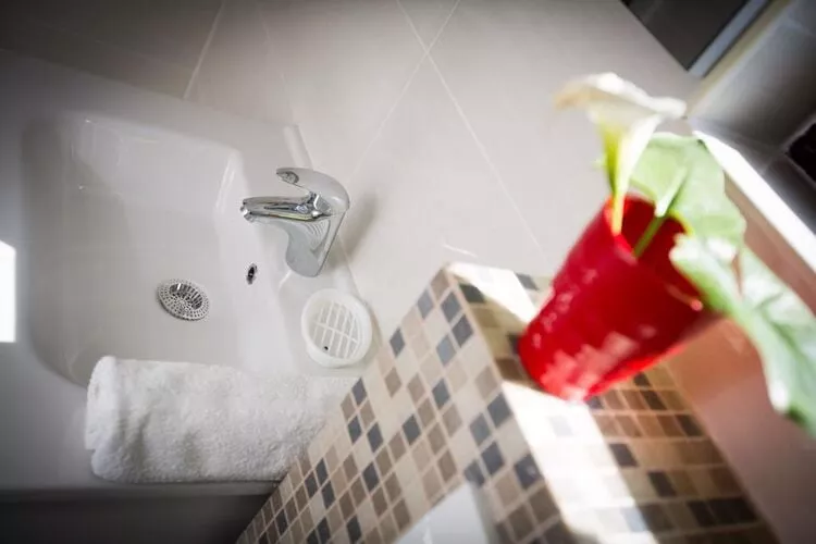 Villa Roza - Studio Apartment with Balcony-Bathroom