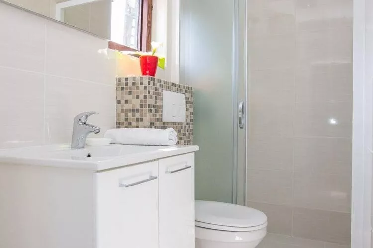 Villa Roza - Studio Apartment with Balcony-Bathroom