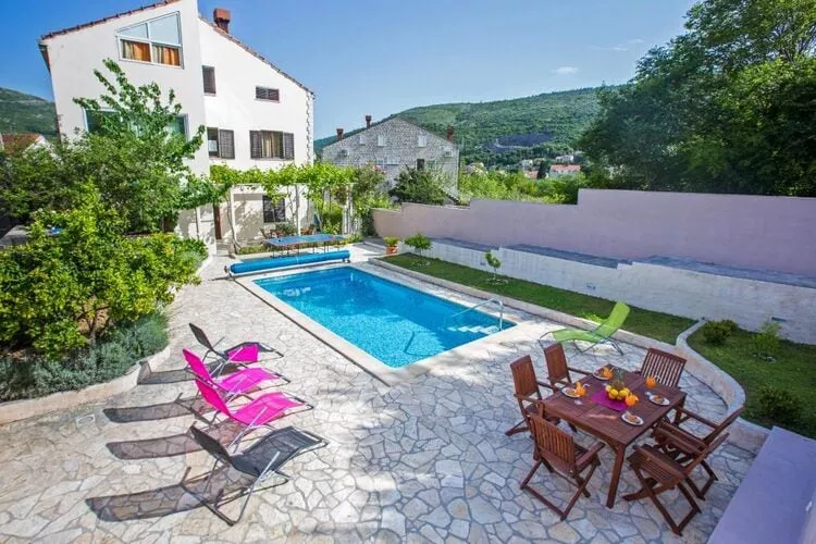 Villa Roza - Studio Apartment with Balcony-Outdoor