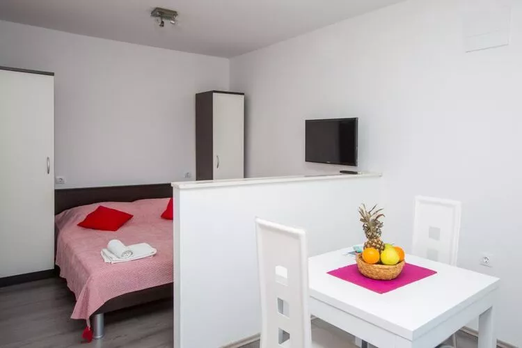 Villa Roza - Studio Apartment with Balcony-Indoor