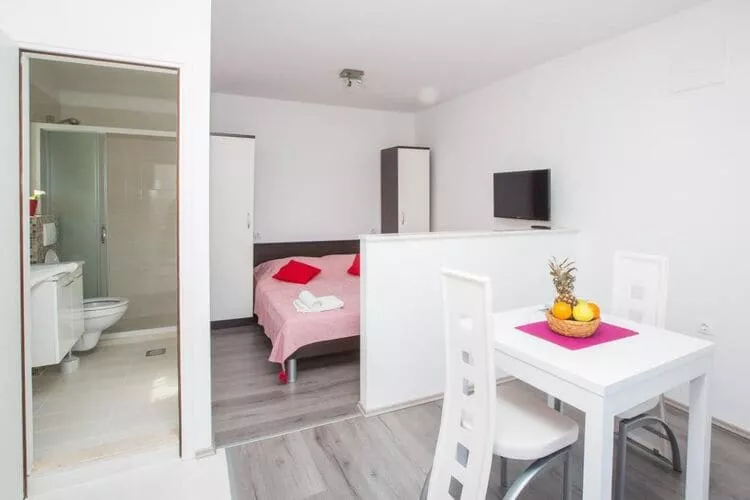 Villa Roza - Studio Apartment with Balcony-Indoor