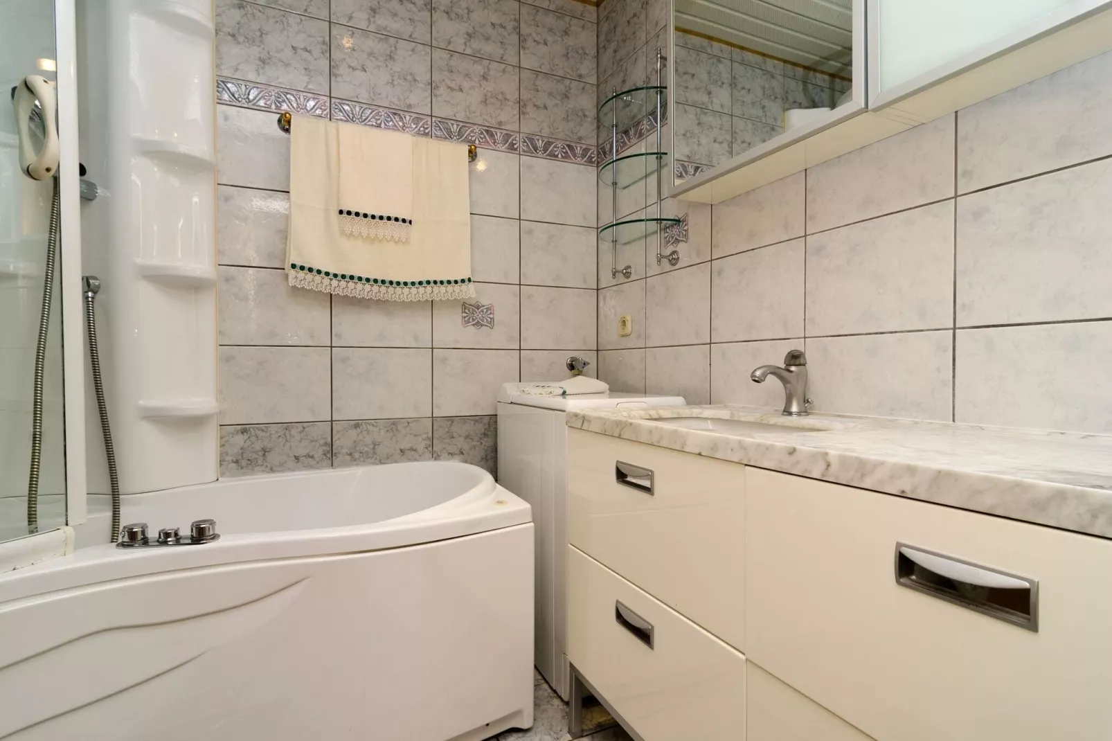 Apartment Paco - Three-Bedroom Apartment with Balcony and Sea View-Badezimmer
