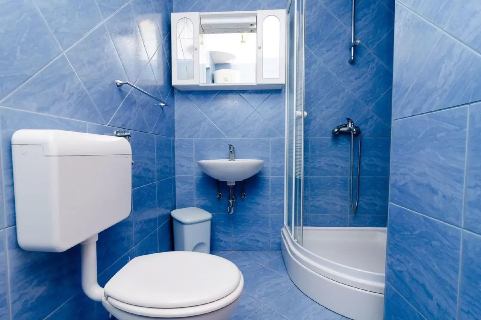 Apartment & Rooms Alan - One Bedroom Apartment with Balcony and Sea View-Bathroom