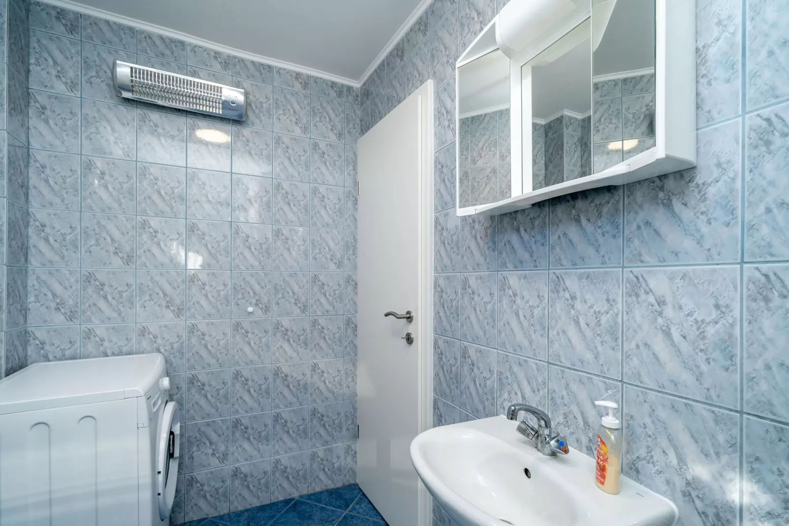 Apartment & Rooms Alan - Double Room with Shared Bathroom 2-Bathroom