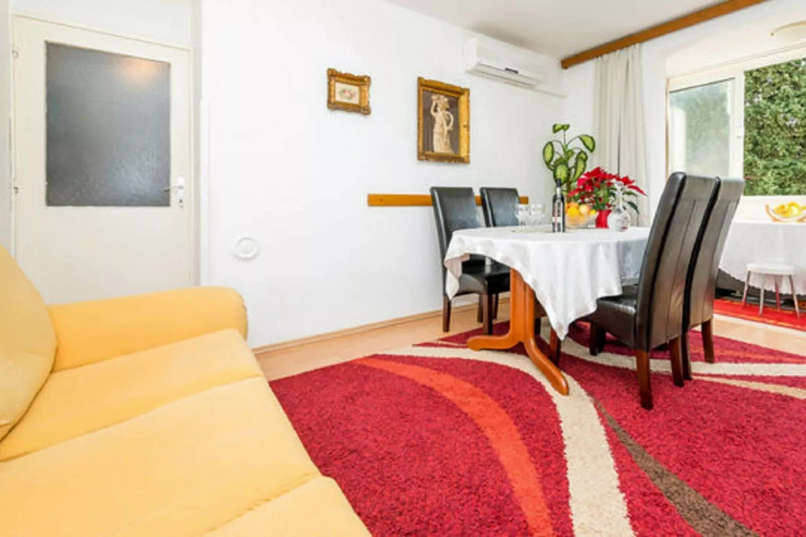 Apartment Nina - One Bedroom Apartment with Balcony-Wohnzimmer