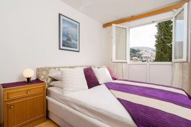 Apartment Nina - One Bedroom Apartment with Balcony-Schlafzimmer