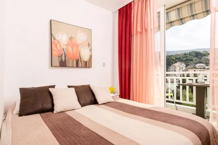 Apartment Nina - One Bedroom Apartment with Balcony-Schlafzimmer