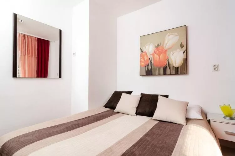 Apartment Nina - One Bedroom Apartment with Balcony-Schlafzimmer